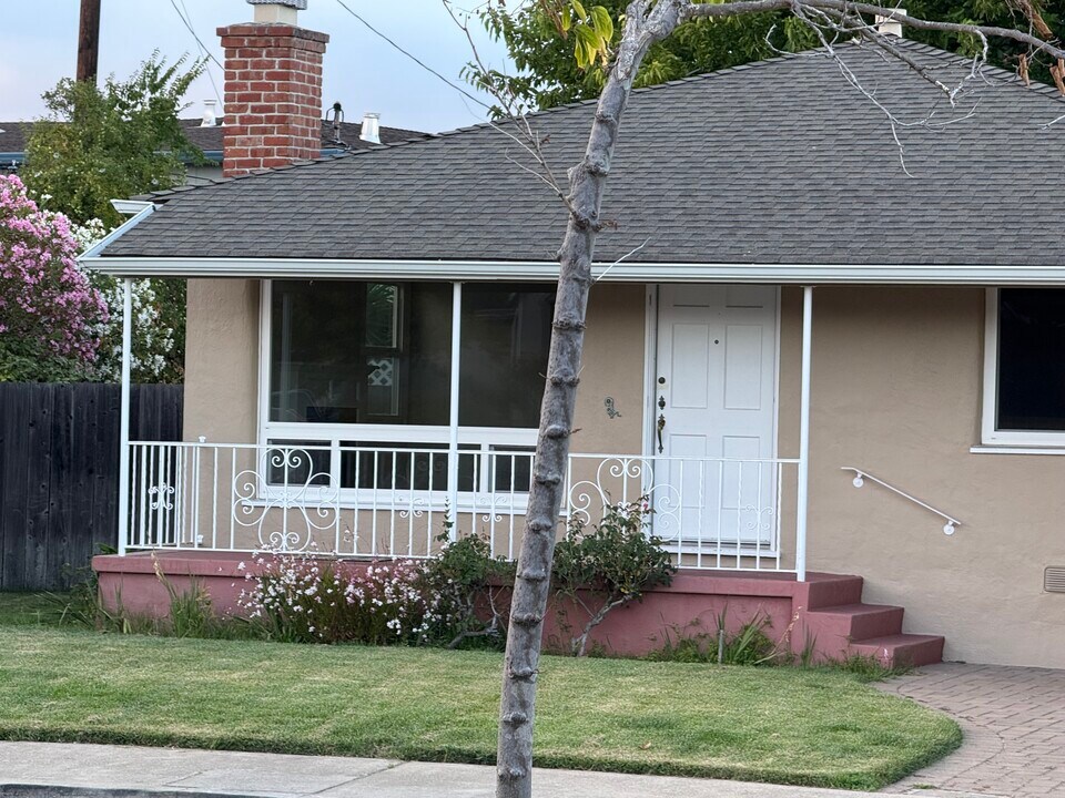701 Poinsettia Ave in San Mateo, CA - Foto de edificio
