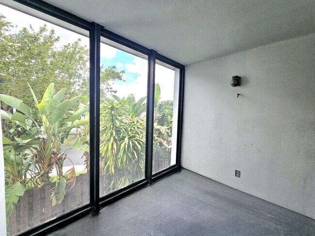 213 Lake Pointe Dr in Oakland Park, FL - Building Photo - Building Photo