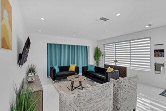 17835 NE 6th Ave in Miami, FL - Foto de edificio - Building Photo