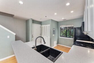 710 NW Naito Pky, Unit C12 in Portland, OR - Foto de edificio - Building Photo