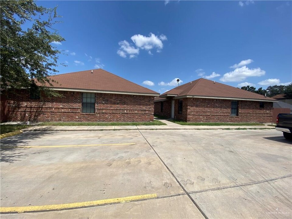 241 E 19th St in Weslaco, TX - Building Photo