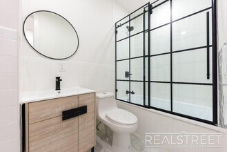 246 Vernon Ave in Brooklyn, NY - Building Photo - Building Photo