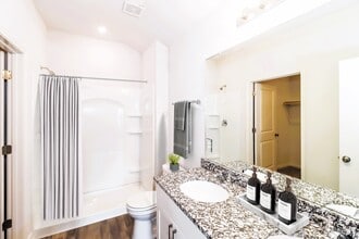 112 Rustic Trce in Snook, TX - Foto de edificio - Building Photo