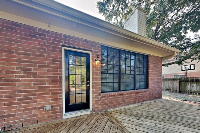 property at 6 E Summer Storm Cir