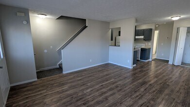 859 Kerns Dr NE in Bolivar, OH - Foto de edificio - Building Photo