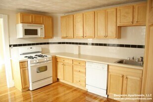 62 Bedford St, Unit 2 in Waltham, MA - Building Photo