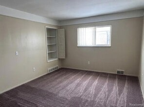 16481 E 10 Mile Rd, Unit 10 in Eastpointe, MI - Foto de edificio - Building Photo