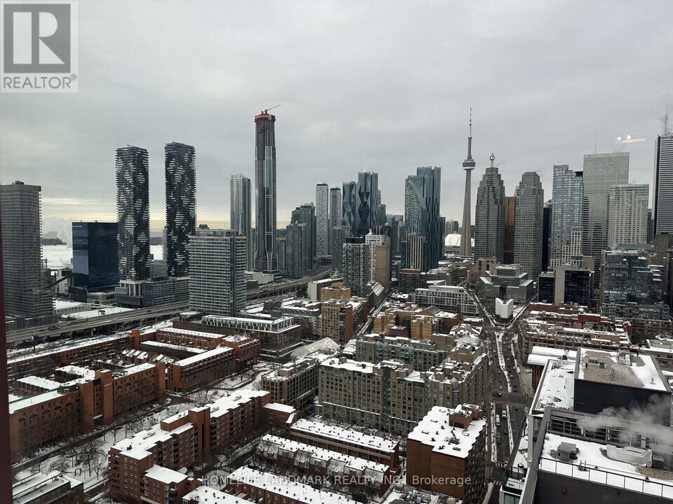 180 Front St E in Toronto, ON - Building Photo