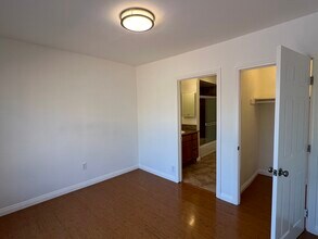 1635 S Bronson Ave in Los Angeles, CA - Foto de edificio - Building Photo