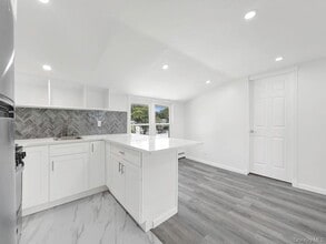 8 Winthrop St in Lynbrook, NY - Building Photo - Building Photo