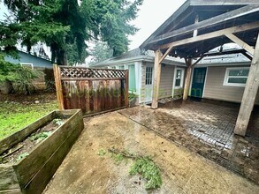 6935 SE Crystal Springs Blvd in Portland, OR - Building Photo - Building Photo