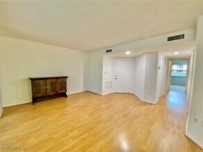 1516 Mainsail Dr in Naples, FL - Foto de edificio - Building Photo