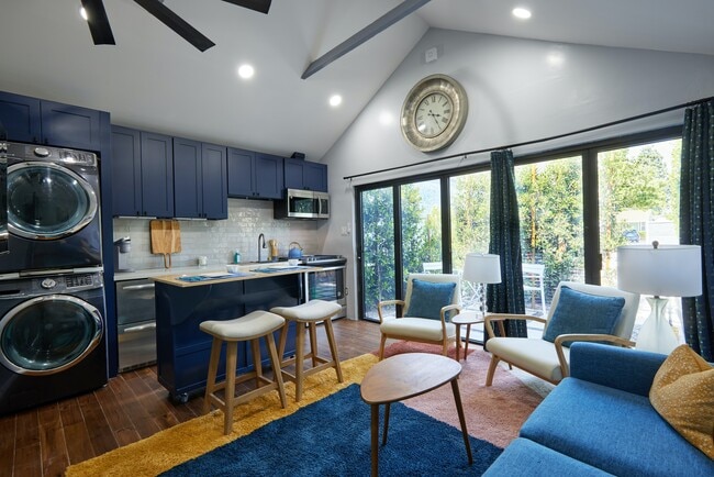 629 N Reese Pl in Burbank, CA - Foto de edificio - Building Photo