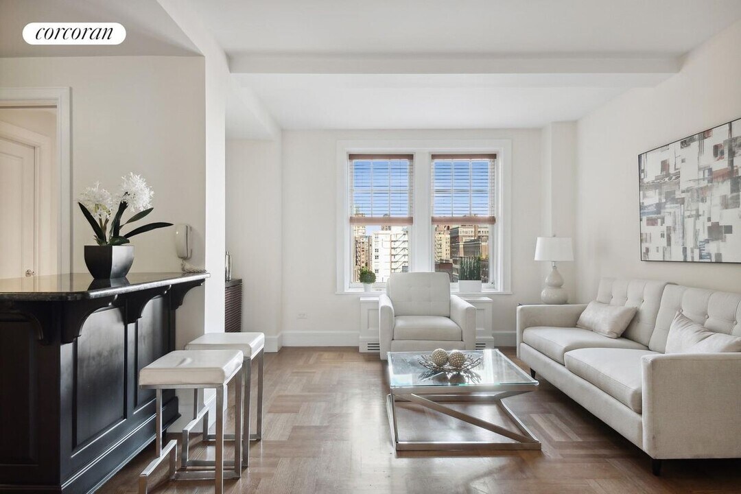 27 W 72nd St in New York, NY - Building Photo