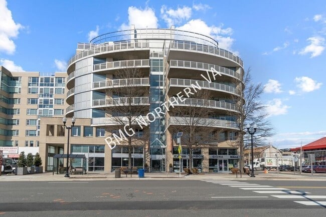 3409 Wilson Blvd in Arlington, VA - Foto de edificio - Building Photo