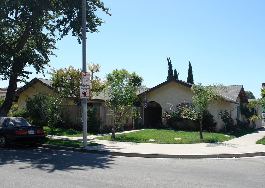 1815-1821 Gina Dr in Oxnard, CA - Foto de edificio