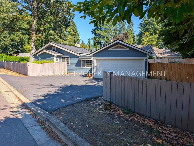 4884 Lamont Way in Lake Oswego, OR - Building Photo - Building Photo