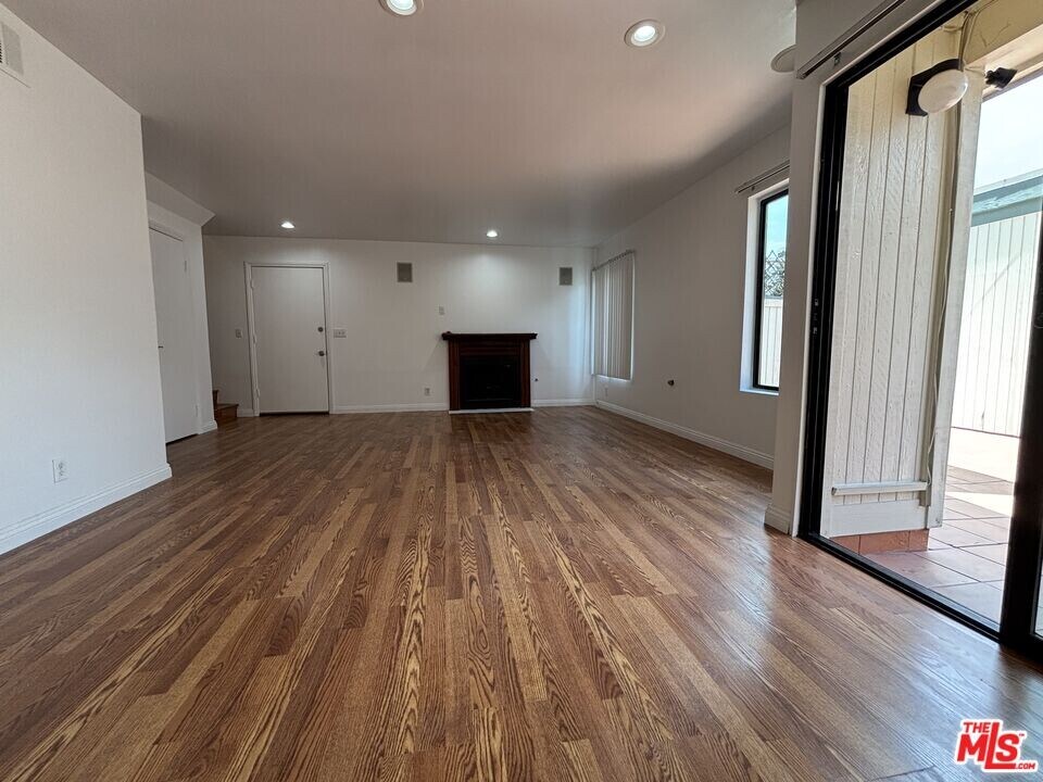 10574 Sunland Blvd in Los Angeles, CA - Building Photo