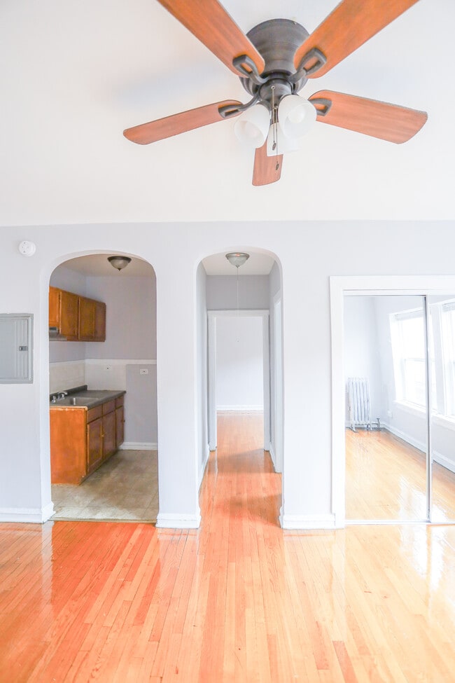 6950 N Ashland Blvd, Unit #403 in Chicago, IL - Building Photo - Building Photo