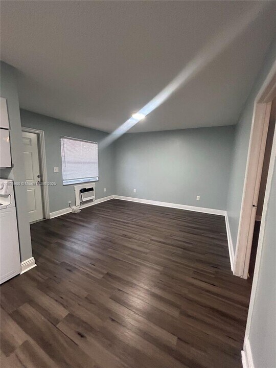 2137 Hayes St in Hollywood, FL - Building Photo