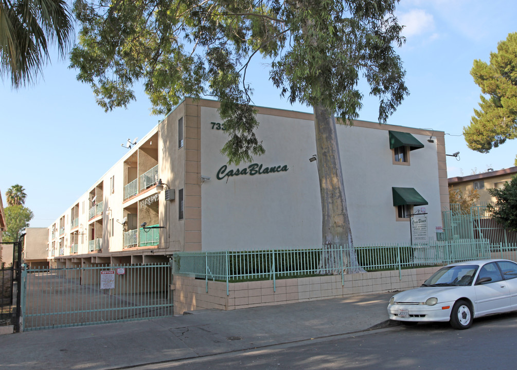 Casa Blanca in Canoga Park, CA - Building Photo