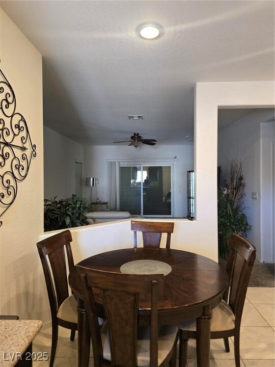 7749 Homing Pigeon St in North Las Vegas, NV - Foto de edificio