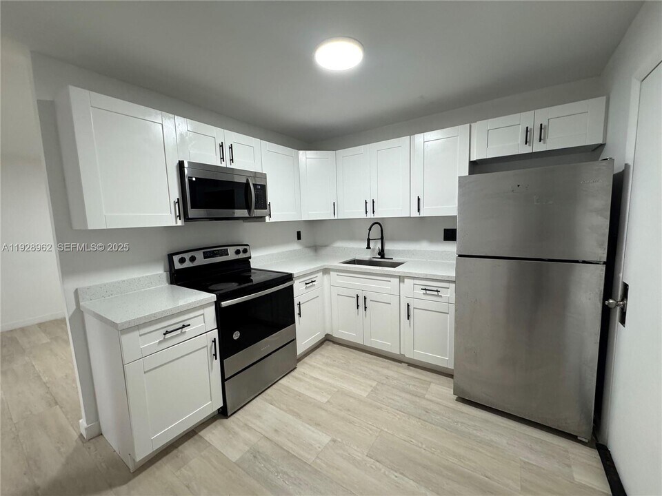 12215 W Dixie Hwy in North Miami, FL - Building Photo