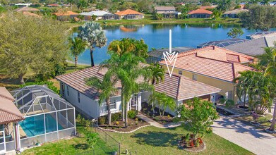2921 Inlet Cove Ln E in Naples, FL - Foto de edificio - Building Photo