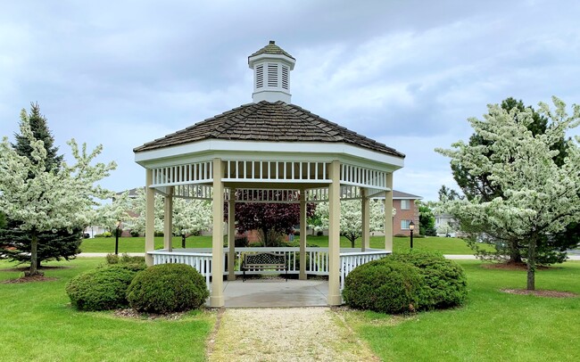 Mapledale Village Senior in Sheboygan, WI - Foto de edificio - Building Photo