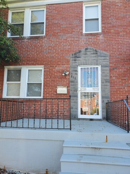 816 N Chapel Gate Ln in Baltimore, MD - Building Photo