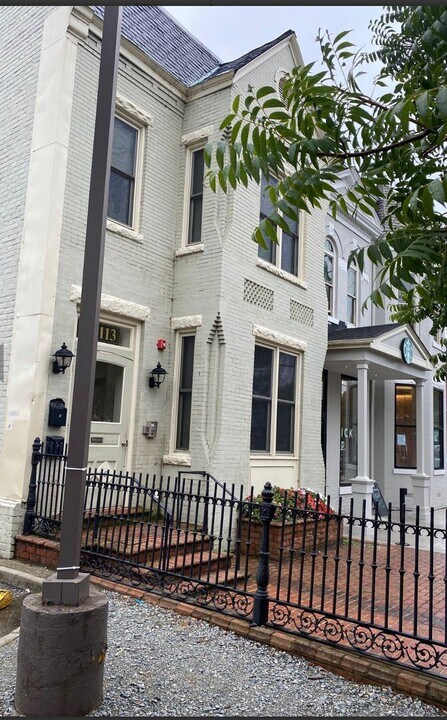 1113 W Main St-Unit -Apt #B in Richmond, VA - Building Photo