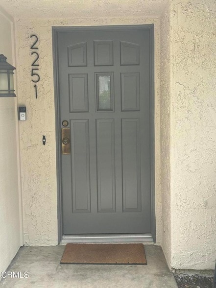 2251 Portola Ln in Westlake Village, CA - Foto de edificio - Building Photo