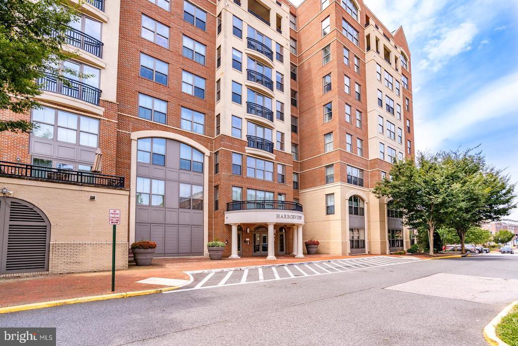 485 Harbor Side St in Woodbridge, VA - Building Photo