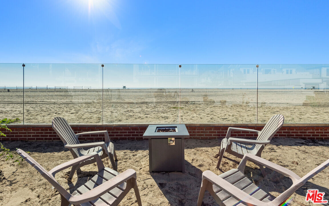 605 Palisades Beach Rd in Santa Monica, CA - Building Photo