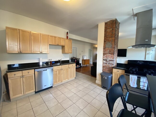 18 Lawn St, Unit 3 in Boston, MA - Building Photo - Building Photo