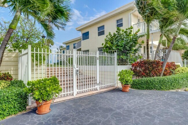 1400 S Ocean Blvd in Pompano Beach, FL - Building Photo - Building Photo