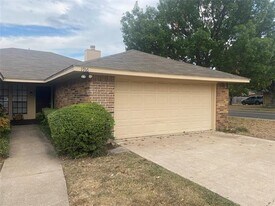 1914 Spindletop Dr in Duncanville, TX - Building Photo