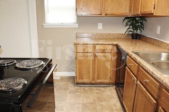 8748 Woodpointe Cir in Indianapolis, IN - Foto de edificio - Building Photo