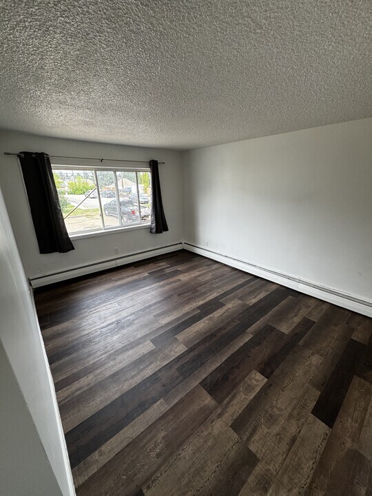 12940-12118 118 Ave NW in Edmonton, AB - Building Photo
