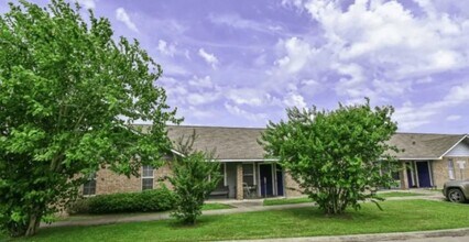 100 Justin Wy in Eagle Lake, TX - Foto de edificio - Building Photo