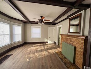 2403 N Peoria Ave in Peoria, IL - Building Photo - Building Photo