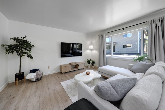 11380 SW Greenburg Rd in Tigard, OR - Foto de edificio - Building Photo