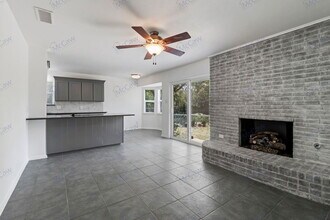 737 Willow St in Hurst, TX - Foto de edificio - Building Photo
