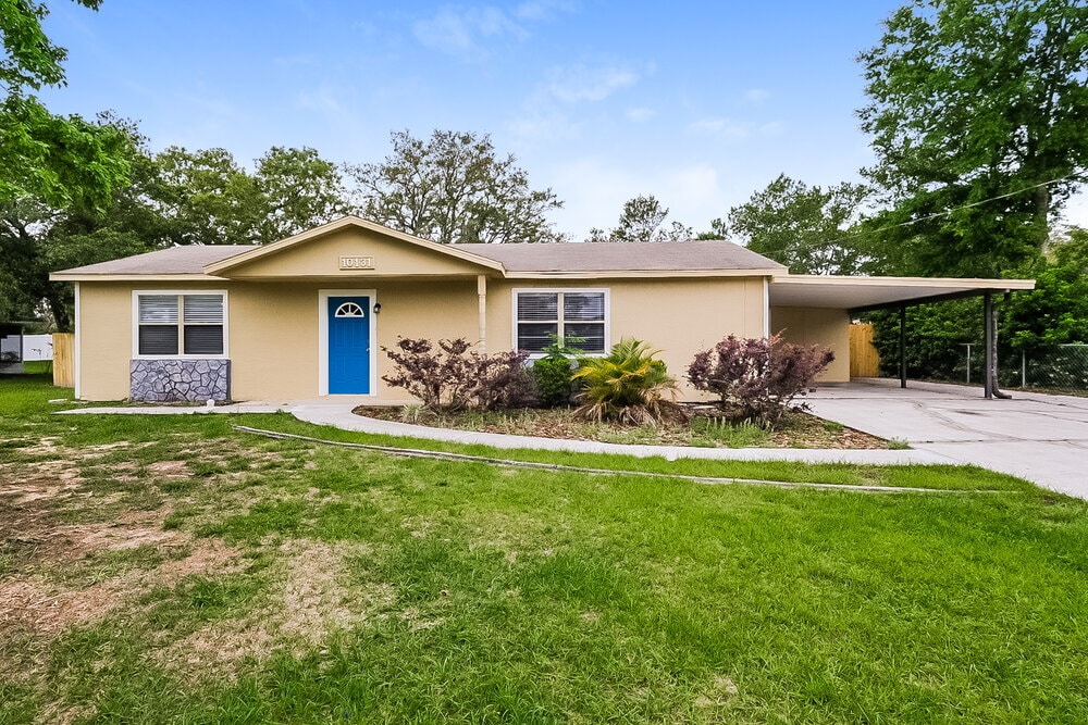 10131 Hayward Rd in Spring Hill, FL - Foto de edificio