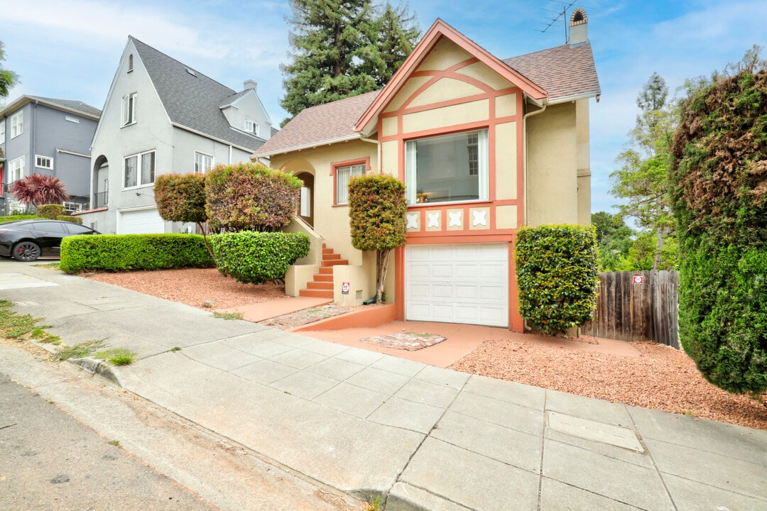 733 Grosvenor Pl in Oakland, CA - Building Photo