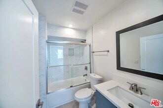 957 1/2 N Ridgewood Pl in Los Angeles, CA - Building Photo - Building Photo