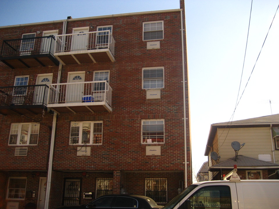 34-67 111th St in Flushing, NY - Building Photo