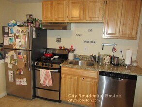 163 F St, Unit 1 in Boston, MA - Foto de edificio - Building Photo