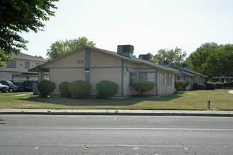 Merced West Apartments in Merced, CA - Building Photo - Building Photo