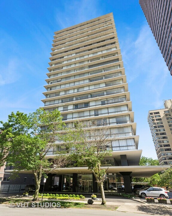 320 W Oakdale Ave in Chicago, IL - Building Photo